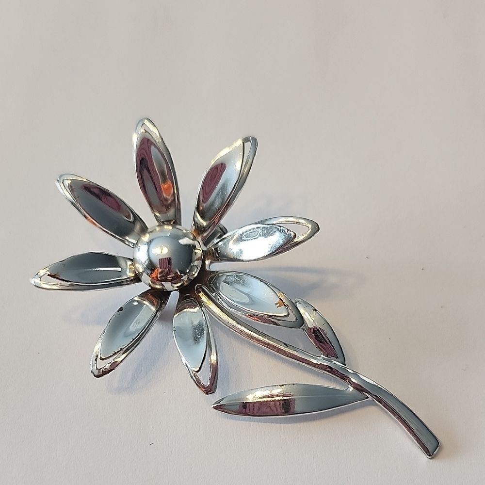 Brooch silver tone daisy flower with stem and leaves